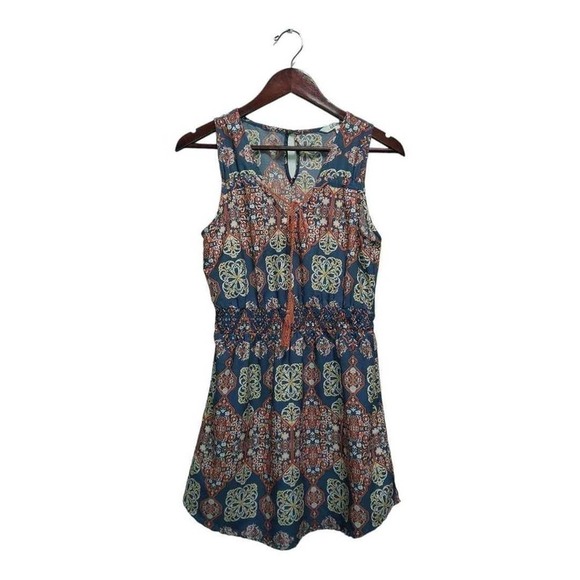 This adorable sleeveless dress is by Hint of Blush.  Size Medium - Picture 1 of 3